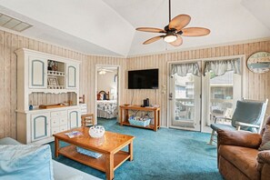 2 slaapkamers, een bureau, een strijkplank/strijkijzer, reisbedje