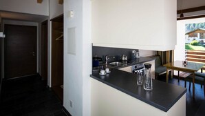 Kühlschrank, Ofen, Geschirrspüler, Kochgeschirr/Geschirr/Besteck