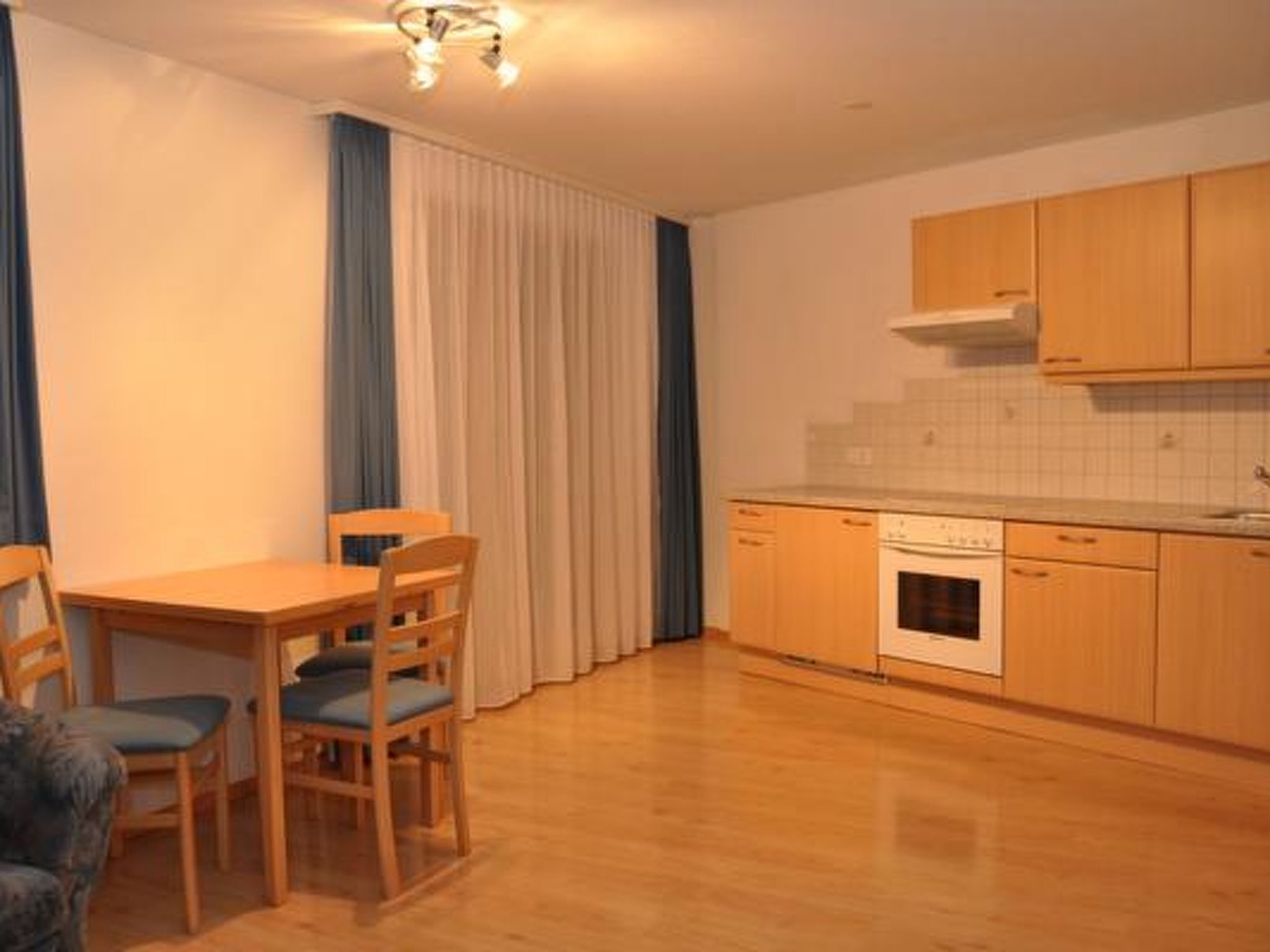 Fridge, oven, dishwasher, cookware/dishes/utensils