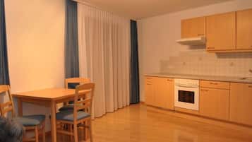 Fridge, oven, dishwasher, cookware/dishes/utensils