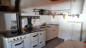 Cozinha compacta com fogão, pia e armários.
