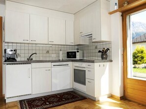 Kühlschrank, Mikrowelle, Ofen, Geschirrspüler
