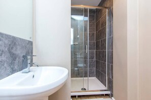 Dusche, Haartrockner, Handtücher, Shampoo