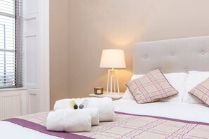 Tabla de planchar con plancha, wifi y ropa de cama 
