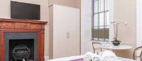 Iron/ironing board, WiFi, bed sheets