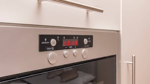 Ein Backofen mit digitaler Anzeige und Bedienelementen.