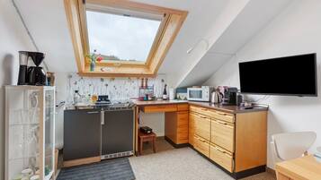 Kühlschrank, Mikrowelle, Herdplatte, Wasserkocher mit Kaffee-/Teezubehör