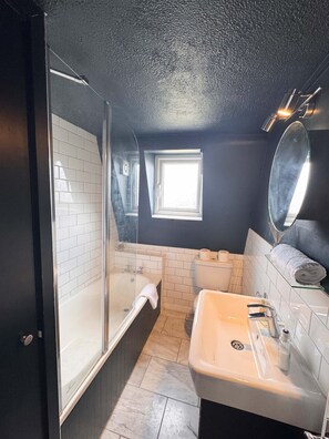 Shower, hair dryer, towels, shampoo - One Bed Apartment in Clifton (Bristol)
