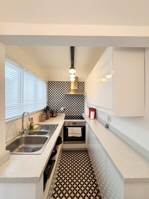 Fridge, microwave, oven, stovetop - One Bed Apartment in Clifton (Bristol)