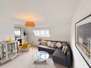 TV, offices - One Bed Apartment in Clifton (Bristol)