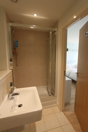 Shower, hair dryer - Kristina's Swedish Harbourside Getaway (Bristol)