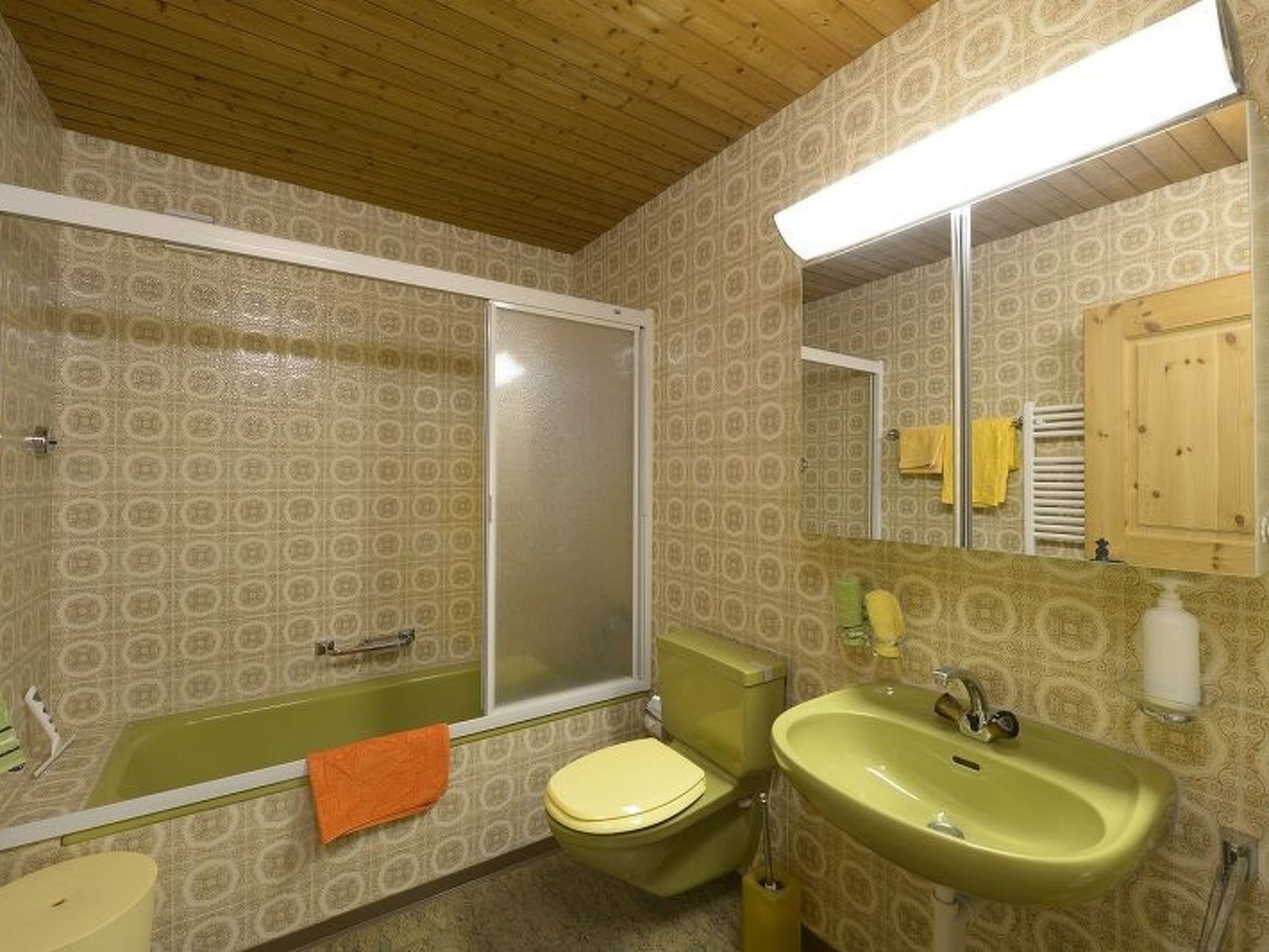 Un bagno con vasca, WC e lavandino.