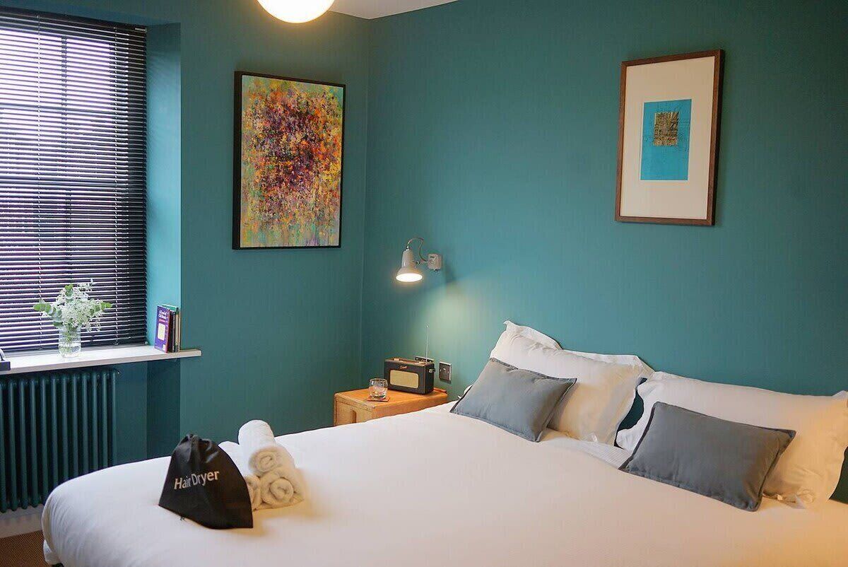5 bedrooms, iron/ironing board, WiFi, bed sheets