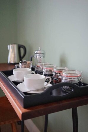 Coffee and/or coffee maker - The Alma Taverns' Exclusive Accommodation - Hopewell (Avon)