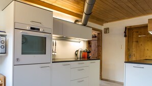 Réfrigérateur, four, batterie de cuisine, vaisselle et ustensiles