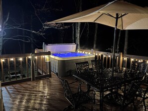 Outdoor dining - Mountain Retreat 5-bedroom House with Hot Tub in Beautiful Pocono Mountains (Tobyhanna)
