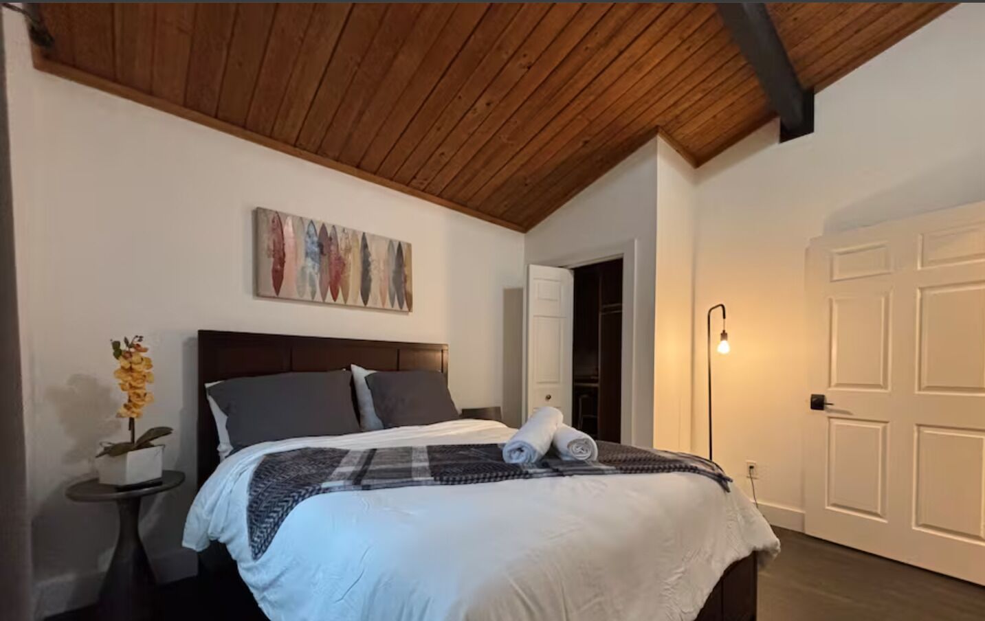 5 bedrooms, desk, iron/ironing board, free WiFi
