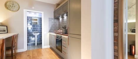 Fridge, oven, stovetop, cookware/dishes/utensils