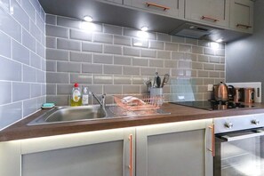 Kühlschrank, Ofen, Herdplatte, Kochgeschirr/Geschirr/Besteck