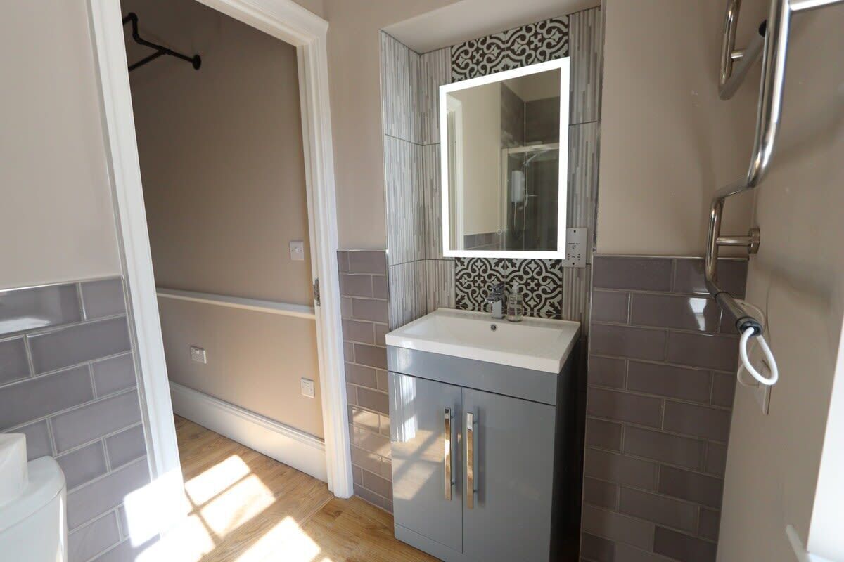Shower, hair dryer, towels, shampoo