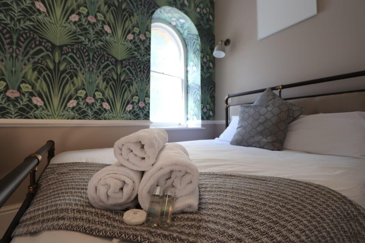 Iron/ironing board, WiFi, bed sheets