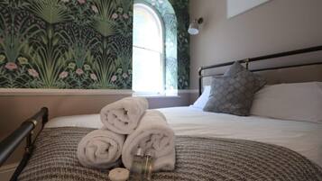 Iron/ironing board, WiFi, bed sheets
