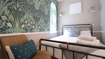 Iron/ironing board, WiFi, bed sheets