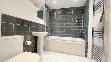 Douche, sèche-cheveux, shampoing