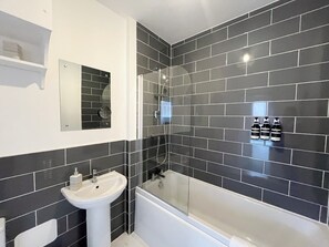 Dusche, Haartrockner, Shampoo