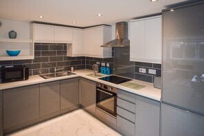 Kühlschrank, Mikrowelle, Ofen, Herdplatte