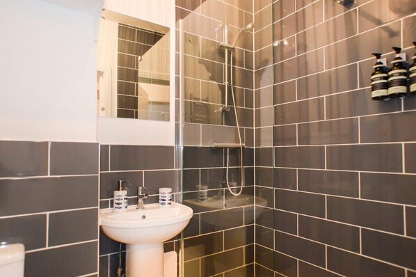 Dusche, Haartrockner, Shampoo