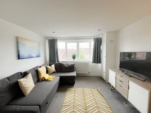 TV, offices - Anstey Heights - Apartment 11 - Hopewell (Easton)