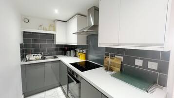 Réfrigérateur, four à micro-ondes, un four, surface de cuisson