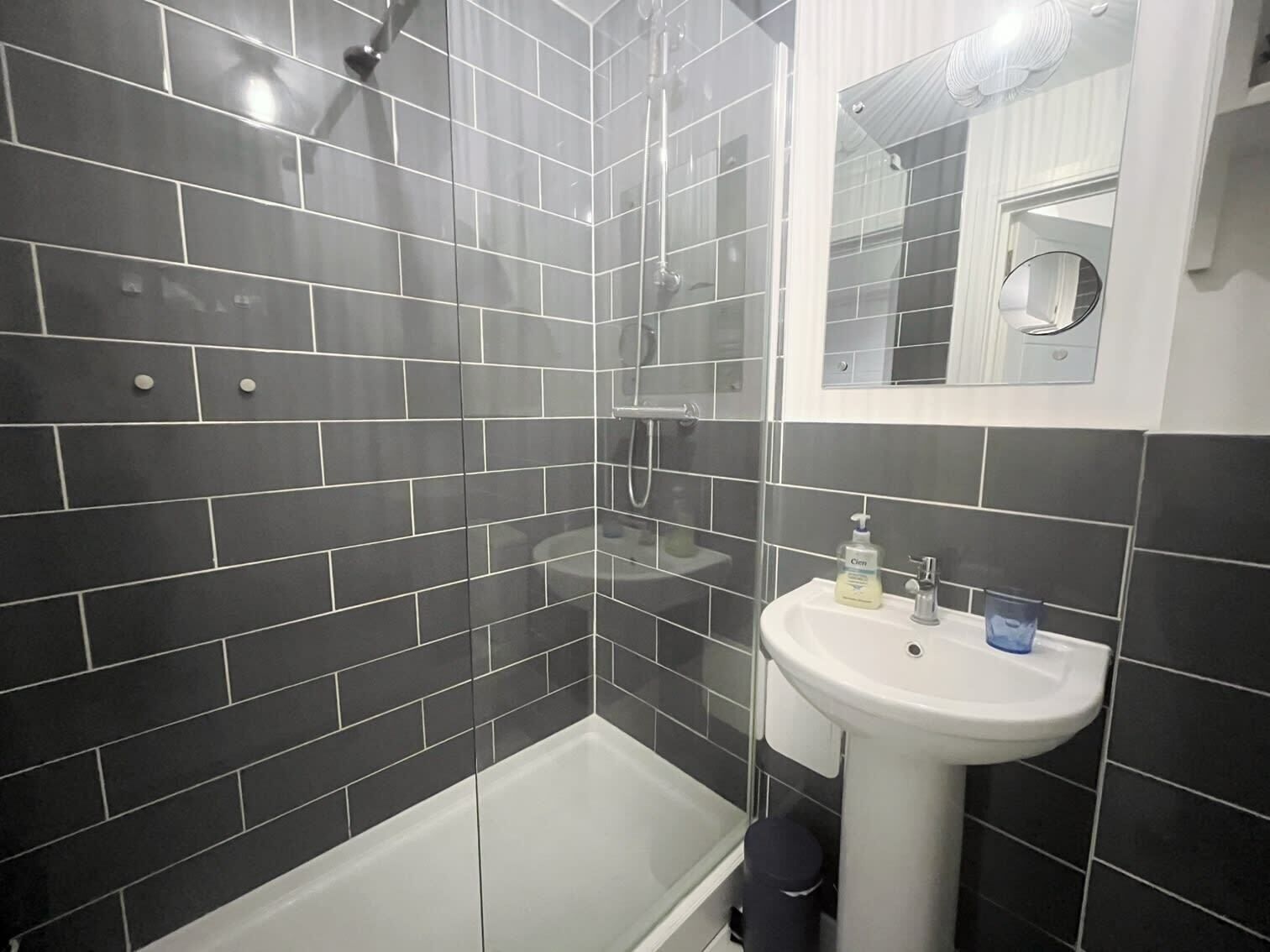 Dusche, Haartrockner, Shampoo