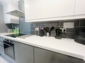 Kühlschrank, Mikrowelle, Ofen, Herdplatte
