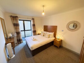 1 bedroom, iron/ironing board, WiFi, bed sheets - City Centre One Bed Apartment with private parking (Bristol)