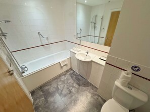 Shower, hair dryer, towels, shampoo - City Centre One Bed Apartment with private parking (Bristol)
