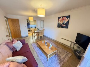 TV - City Centre One Bed Apartment with private parking (Bristol)