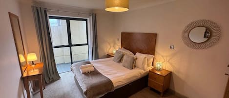 1 dormitorio, tabla de planchar con plancha, wifi y ropa de cama