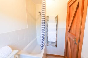 Shower, hair dryer, towels, shampoo - Stable Cottage at The Long Barn- Beautiful Getaway in Tockington (Bristol)