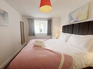 1 slaapkamer, een strijkplank/strijkijzer, wifi, beddengoed