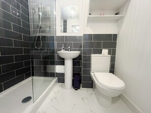 Shower, hair dryer, towels, shampoo - Anstey Heights - Apartment 1 - Hopewell (Bristol)