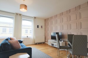 TV, offices - Alma Vale Apartments 2 - Hopewell (Clifton)