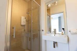 Shower, towels, shampoo - Alma Vale Apartments 2 - Hopewell (Clifton)