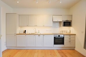 Fridge, microwave, oven, stovetop - Alma Vale Apartments 1 - Hopewell (Clifton)