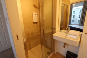 Shower, towels, shampoo - Alma Vale Apartments 3 - Hopewell (Clifton)
