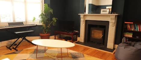 TV, fireplace, offices