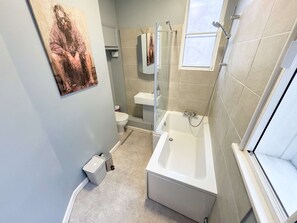 Shower, hair dryer, towels, shampoo - Wonderful 3 Bed in Old Market (Bristol)