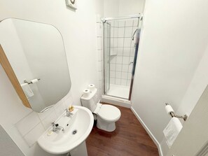 Shower, hair dryer, towels, shampoo - Wonderful 3 Bed in Old Market (Bristol)