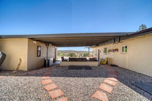 A covered patio area with a gravel pathway leading to a seating area under a roof. - Epic Views! 6 Acre Ranch House Bordering National Forest (Cottonwood)